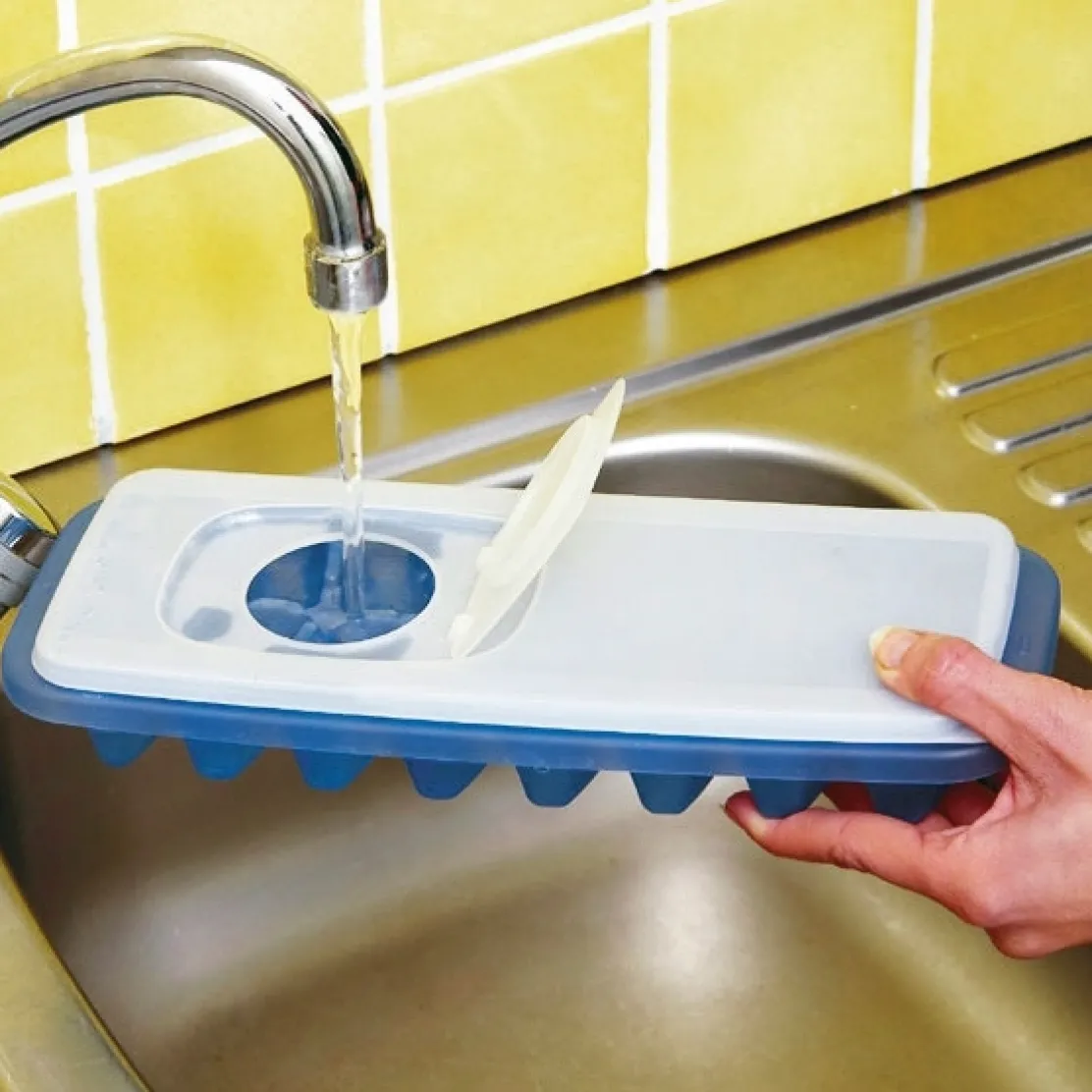 2 bacs à glaçons avec couvercles