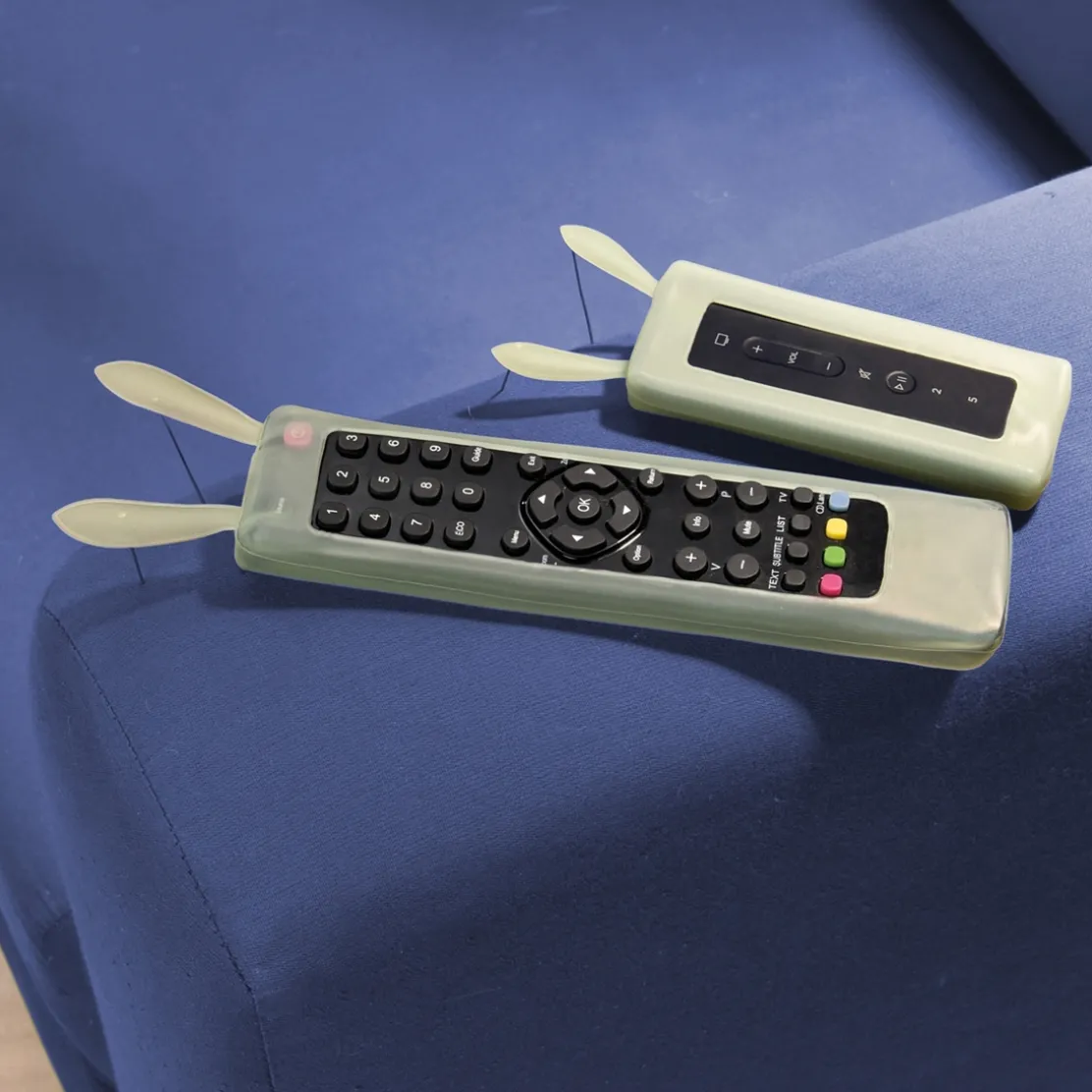 2 housses télécommandes phosphorescentes