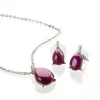 Parure pendentif + boucles d'oreilles goutte bordeaux