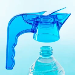 Poignée bec verseur avec clapet