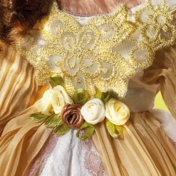 Poupée d'ornement du printemps Camelia ou Eglantine