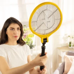 Raquette anti-insectes télescopique