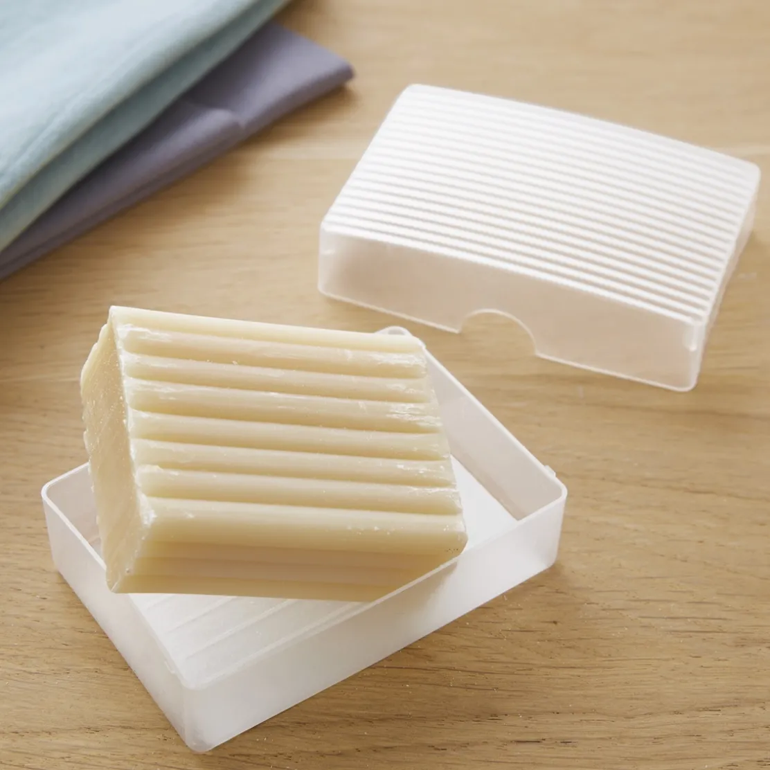 Savon détachant et sa boîte